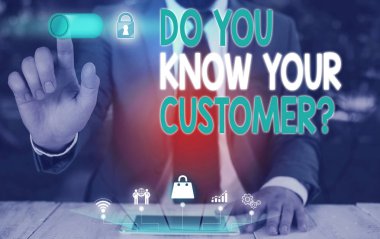 El yazısı metin Müşteri Sorunubiliyor musunuz. Kavram anlamı hizmet ilgili bilgileri ile müşterileri tanımlamak Erkek insan giyim resmi iş elbisesi sunum sunum akıllı cihaz kullanarak.