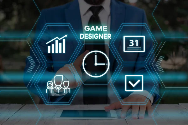 Scrivere testi a mano Game Designer. Concetto che significa Campaigner Pixel Scripting Programmatori Console 3D Grafica Uomo vestito da lavoro formale che presenta la presentazione utilizzando un dispositivo intelligente . — Foto Stock