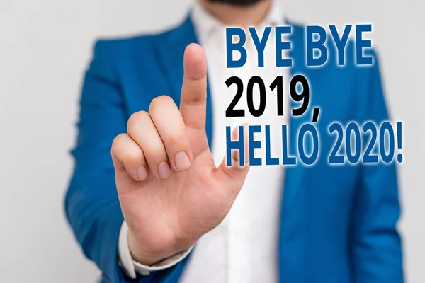 Texto de escritura de palabras Bye Bye 2019 Hello 2020 Concepto de negocio para despedirse del año pasado y dar la bienvenida a otro buen Empresario en suite azul y camisa blanca señalando con el dedo en espacio vacío —  Fotos de Stock