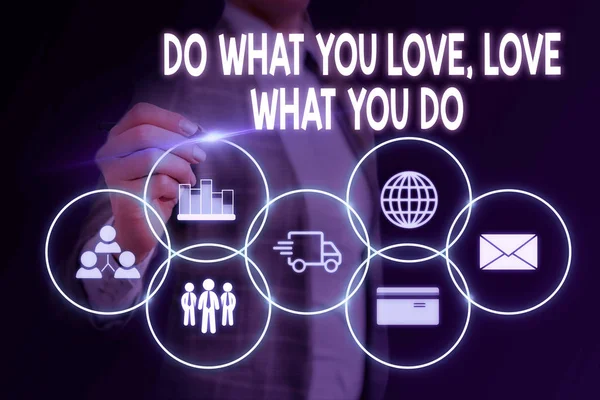 Kelime yazma metni Ne Aşk Ne Yapıyorsun do. Hayatta hayallerinizi veya tutkularınızı takip etmek için iş konsepti Kadın akıllı cihaz kullanarak sunum sunan resmi iş elbisesi giymek.