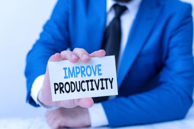 El yazısı metin yazma Verimliliği artırın. Kavramı makine ve süreç verimliliğini artırmak için adam önünde kopya alanı ile boş kağıt tutar Uzay.