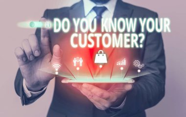 Müşteri Sorunubiliyor musunuz gösteren not yazma. İş fotoğraf vitrin hizmeti ilgili bilgileri ile müşterileri tanımlamak Erkek resmi takım elbise sunum akıllı cihaz sunan giyim.