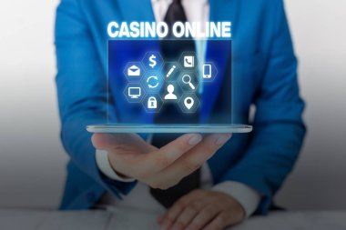 Casino Online'ı gösteren metin işareti. Kavramsal fotoğraf Bilgisayar Poker Oyunu Gamble Royal Bet Lotto High Stakes.