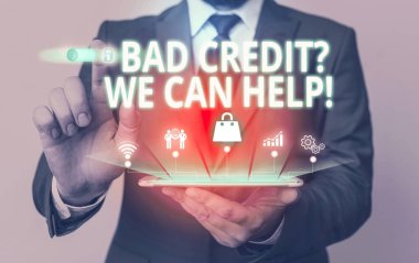 Kötü Kredi Sorusu Biz Yardımcı Olabiliriz gösteren not yazma. İş fotoğraf vitrin kredi için sonra yardım sunan sonra sunum akıllı cihaz sunan resmi takım elbise erkek aşınma reddetti.