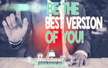 El yazısı metin Be You En İyi Sürümü. Kavram anlamı uzak gitmek için nereye gitmek için gidiyoruz Erkek insan giyim resmi iş elbisesi akıllı cihaz kullanarak sunum sunan geliştirmeye başlar.