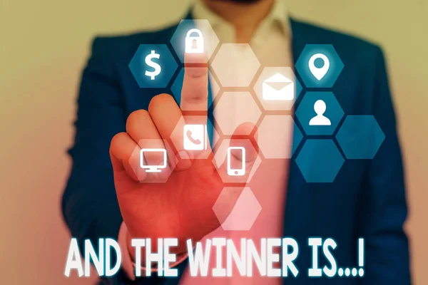 Woord tekst schrijven en de winnaar is. bedrijfsconcept voor het aankondigen van wie de eerste plaats bij competitie of examen kreeg. — Stockfoto