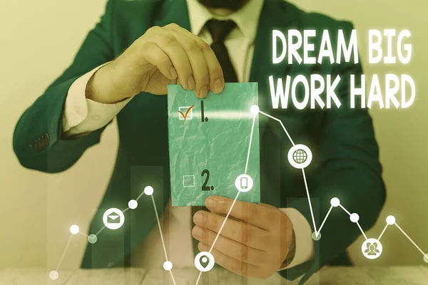 Escritura a mano conceptual que muestra Dream Big Work Hard. Exhibición de fotos de negocios Cree en ti mismo y sigue los sueños y metas . —  Fotos de Stock