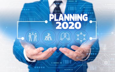 Kelime yazma metin Planlama 2020. Zihin Konumlandırma Uzun vadeli Hedefler Erkek insan giyim resmi iş elbisesi akıllı cihaz kullanarak sunum sunan sonuna kadar Begin için İş konsepti.