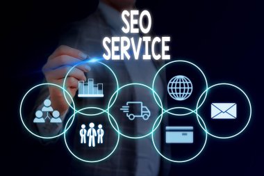 Kelime yazma metin Seo Service. Teknikler ve prosedürler için iş konsepti web sitesi görünürlüğünü artırmak için Kadın akıllı cihaz kullanarak sunum sunan resmi iş elbisesi giymek.