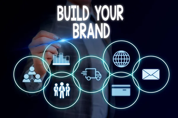 Kelime yazma metni Markanızı Oluşturun. Reklam kampanyalarını kullanarak marka eşitliğini artırmak için iş konsepti Kadın akıllı cihaz kullanarak sunum sunan resmi iş elbisesi giymek.