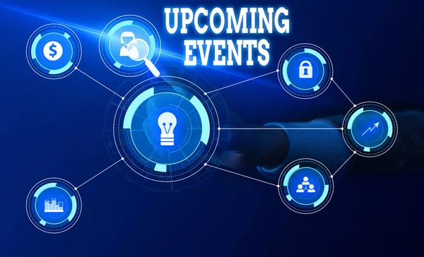 Yaklaşan Olayları gösteren kavramsal el yazısı. İş fotoğraf metin yaklaşan planlanan kamu veya sosyal günler Kadın sunum akıllı cihaz sunan iş elbisesi giymek.