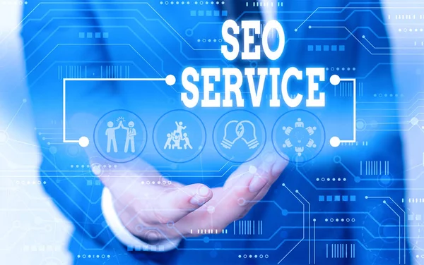 Seo Service yazılı el yazısı metin. Kavram anlamı teknikleri ve prosedürleri web sitesi görünürlüğünü artırmak için erkek insan giyim resmi iş elbisesi akıllı cihaz kullanarak sunum sunan.