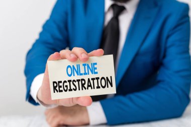 El yazısı metin yazma Online Kayıt. Kavram anlamı Sistemi abone veya Internet Man üzerinden kayıt için önünde kopya alanı ile boş kağıt tutar Uzay.