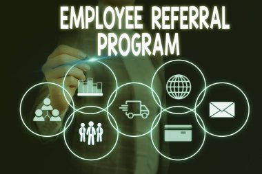 Kelime yazma metni Çalışan Tavsiye Programı. Çalışanlar için iş konsepti acemi tanıtmak için ödüllendirilir Kadın akıllı cihaz kullanarak sunum sunan resmi iş elbisesi giymek.