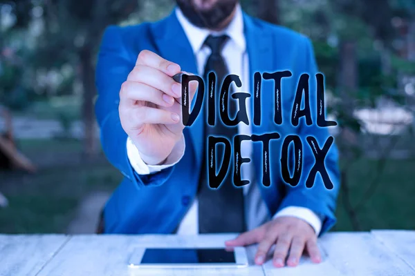 Schrijf notitie met digitale detox. Zakelijke fotopresentatie vrij van elektronische apparaten verbreken om opnieuw te verbinden Unplugged zakenman houdt pen en punten in Kopieer ruimte. — Stockfoto