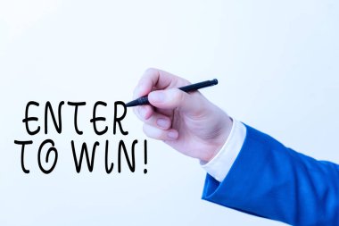 Kazan'a Gir'i gösteren metin işareti. Kavramsal fotoğraf ödül şansı kazanan ödül için bir değer alışverişi Beyaz arka plan üzerinde izole el. Eldeki kalemi beyaz arka plan üzerine işaretleme.