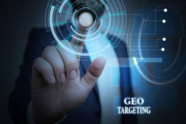 El yazısı metin Geo Hedefleme. Kavram anlamı Dijital Reklamlar Görünümleri Ip Adres Adwords Kampanyalar Konum Erkek insan giyim resmi iş elbisesi sunum sunum akıllı cihaz kullanarak.