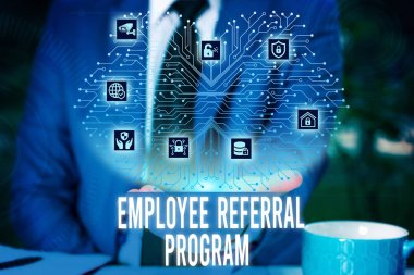 El yazısı metin Çalışan Tavsiye Programı. Kavram anlamı çalışanların acemi tanıtmak için ödüllendirilir Erkek insan giyim resmi iş elbisesi akıllı cihaz kullanarak sunum sunan.