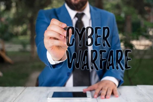 Escribiendo una nota mostrando Cyber Warfare. Foto de negocios mostrando Virtual War Hackers System Ataques Ladrón digital acosador Empresario sostiene pluma y puntos en el espacio de copia . —  Fotos de Stock