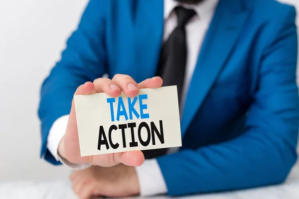 Escrita à mão escrita de texto Take Action. Conceito que significa fazer algo oract, a fim de obter um resultado particular Man holds empty paper with copy space in front of him Space . — Fotografia de Stock