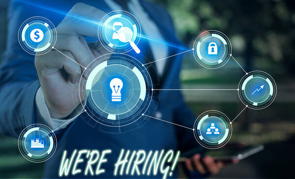 Пишу записку, показывающую, что мы снова нанимаем. Деловой фотодемонстрации процесса рассмотрения заявок и поиска кандидатов Мужской носить официальный костюм презентация презентация смарт-устройство
.