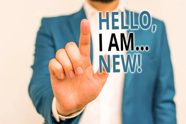 Texto de escritura de palabras Hello I Am New. Concepto de negocio para saludo usado o iniciar conversación telefónica Empresario en suite azul y camisa blanca apuntando con el dedo en espacio vacío . —  Fotos de Stock