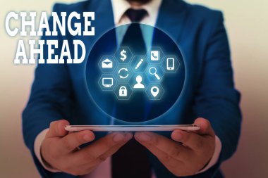 İlerideğiştir'i gösteren not yazma. Başka bir Farklı Ol ile değiştirmek veya değiştirmek için vitrine çıkan iş fotoğrafı.