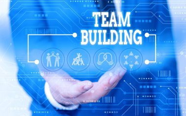 El yazısı metin yazma Takım Binası. Kavram sosyal ilişkileri geliştirmek için kullanılan faaliyetlerin çeşitli türleri Erkek giyim resmi iş elbisesi akıllı cihaz kullanarak sunum sunan.