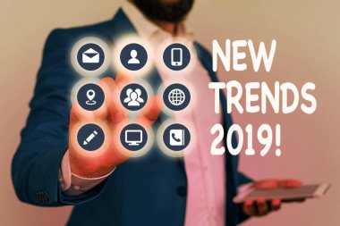 Yeni Trendler 2019'u gösteren not yazı. Bir şeyin geliştiği genel yönü gösteren iş fotoğrafı.