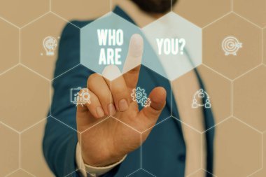 Kimsiniz sorusunu gösteren metin işareti. Kavramsal fotoğraf birisi sizin gösteren arka plan veya tarih soran Erkek insan giyim resmi iş elbisesi sunum akıllı cihaz kullanarak sunum.