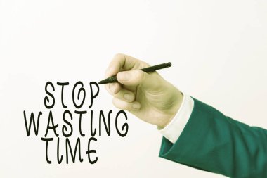 Stop Israf Zamanını gösteren metin işareti. Kavramsal fotoğraf gösteren veya grup planlama başlatmak ve akıllıca beyaz arka plan üzerinde Izole el kullanın. Eldeki kalemi beyaza doğru işaret