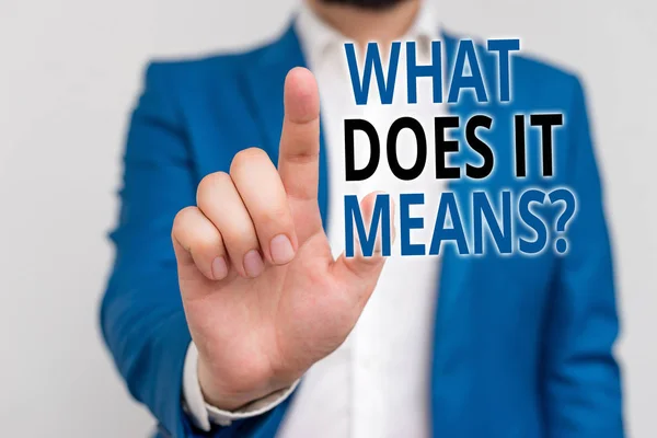 単語の書き込みテキスト それは質問を意味します。何か言われた意味を尋ねるビジネスコンセプトと空白の中で指を指す青いスイートと白いシャツでビジネスマンを理解していない. — ストック写真