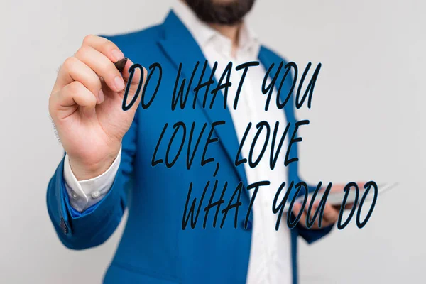 Sinal de texto mostrando Do What You Love What You Do. Foto conceitual Perseguir seus sonhos ou paixões na vida Empresário em suíte azul e camisa branca apontando com o dedo no espaço vazio . — Fotografia de Stock