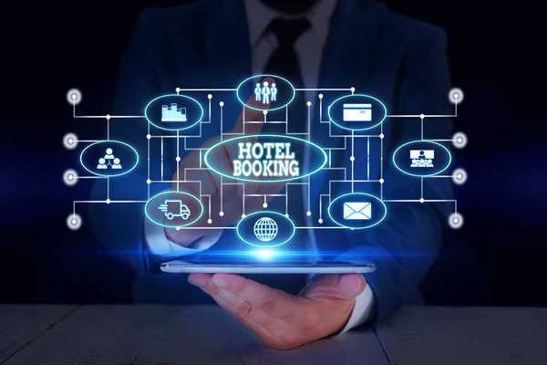 Text skylt som visar hotell bokning. Konceptuell foto Online bokning Presidential Suite de Luxe Hospitality manliga mänskliga slitage formell arbetsdräkt presentera presentation med Smart Device. — Stockfoto