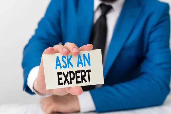 Handgeschreven tekst schrijven vraag een deskundige. Concept betekent iemand raadplegen die vaardigheid heeft over iets of een deskundige man houdt leeg papier met Kopieer ruimte voor hem ruimte. — Stockfoto