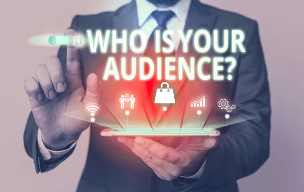 Пишу записку с вопросом о том, кто твоя аудитория. Деловые фото, демонстрирующие, кто смотрит или слушает его Мужской носить официальный костюм презентация смарт-устройство
.