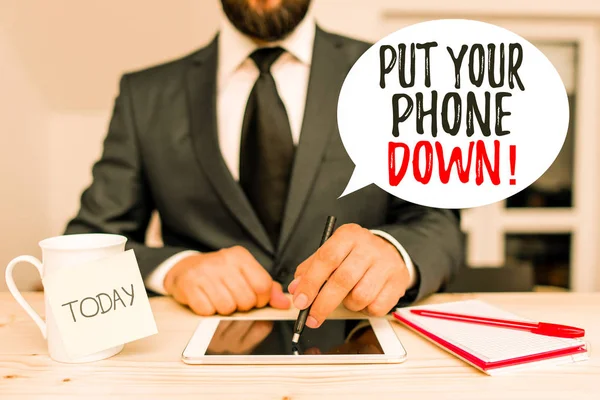 Schreib-Zettel, auf dem dein Handy zu sehen ist. Geschäftsfoto zeigt Ende der Telefonverbindung beim Abschied vom Anrufer. — Stockfoto