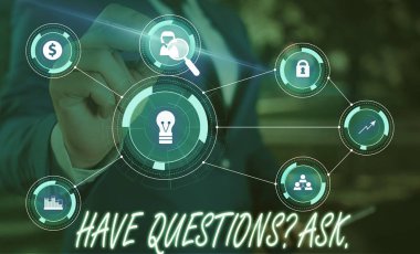 Soru Sor'u gösteren not yazma. İş fotoğrafı, sunum akıllı cihaz sunan resmi takım elbise giyen bir erkek sormak için söylediğiniz veya yazdığınız bir şeyi sergileyen.