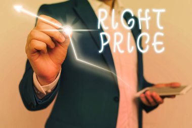 Doğru Fiyatı gösteren kavramsal el yazısı. İş fotoğrafında ürün için makul olan para miktarı gösteriliyor..