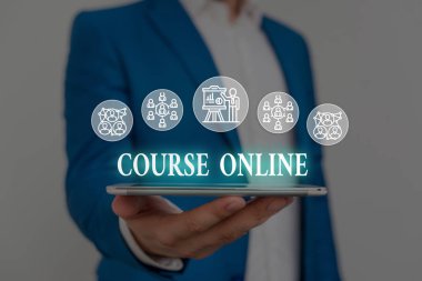 Course Online'ı gösteren metin işareti. Kavramsal fotoğraf elearning Elektronik Eğitim Uzaktan Çalışma Dijital Sınıf Erkek insan giyim resmi iş elbisesi akıllı cihaz kullanarak sunum sunan.
