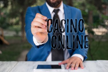 Casino Online'ı gösteren not yazma. Bilgisayar Poker Oyunu Gamble Royal Bet Lotto High Stakes Businessman vitrine Kopya alanı içine kalem ve puan tutar.