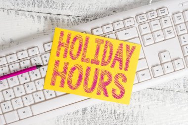 Tatil Saatlerini gösteren metin işareti. Kavramsal fotoğraf Programı 24 veya7 Half Day Today Son Dakika Geç Kapanış Beyaz klavye ofis malzemeleri boş dikdörtgen şekilli kağıt hatırlatma ahşap.