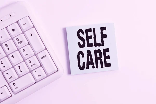 Słowo pisanie tekstu Self Care. Koncepcja biznesowa dla praktyki podejmowania działań w celu poprawy jeden s jest właścicielem zdrowia biała klawiatura PC z pustym papierze notatki powyżej białego tła. — Zdjęcie stockowe