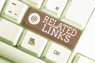 İlgili Bağlantıları gösteren not yazma. Bir Web sayfası Cross referans Hotlinks Köprüler Beyaz pc klavye beyaz arka plan üzerinde not kağıdı ile içinde İş fotoğraf vitrin Web sitesi.
