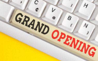 Büyük Açılış'ı gösteren metin işareti. Kavramsal fotoğraf Şerit Kesme Yeni İş İlk Resmi Gün Beyaz arka plan tuşu kopyalama alanı üzerinde boş not kağıdı ile Beyaz pc klavye başlatma.