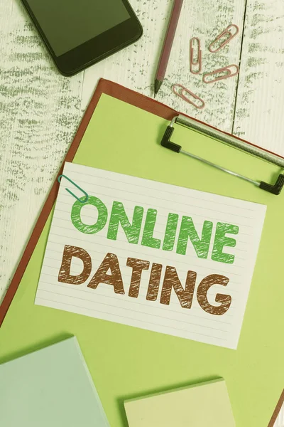 Word γράφοντας κείμενο σε απευθείας σύνδεση dating. Επιχειρηματική έννοια για την αναζήτηση σχέσεων που ταιριάζουν με το βίντεο chat φύλλο πρόχειρο μολύβι smartphone Σημείωση κλιπ εικόνες ξύλινο φόντο. — Φωτογραφία Αρχείου