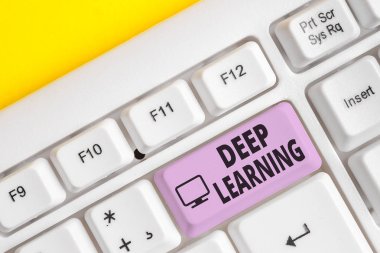 Derin Öğrenme'yi gösteren not yazma. İş fotoğraf vitrin Hiyerarşik Soyutlamalar Yapay Zeka Algoritması Beyaz pc klavye beyaz arka plan üzerinde not kağıdı ile.