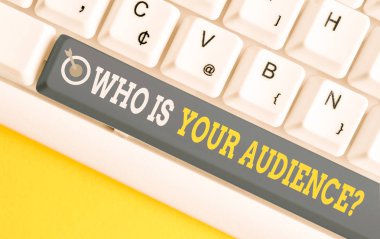 El yazısı metin yazma Kim Sizin İzleyici Soru. Beyaz arka plan tuş kopyalama alanının üzerinde boş not kağıdı ile beyaz pc klavyeyi kimin izlediğini veya dinlediğini nanlama.