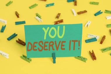 You Deserve It. Business photo vitrin gösteren not yazma onların nitelikleri veya eylemleri nedeniyle renkli clothespin kağıtları boş hatırlatma sarı zemin arka plan ofis olmalıdır.