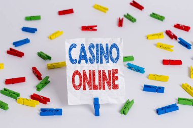 Casino Online'ı gösteren metin işareti. Kavramsal fotoğraf Bilgisayar Poker Oyunu Gamble Royal Bet Lotto High Stakes Renkli clothespin kağıtları boş hatırlatma beyaz zemin arka plan ofis.